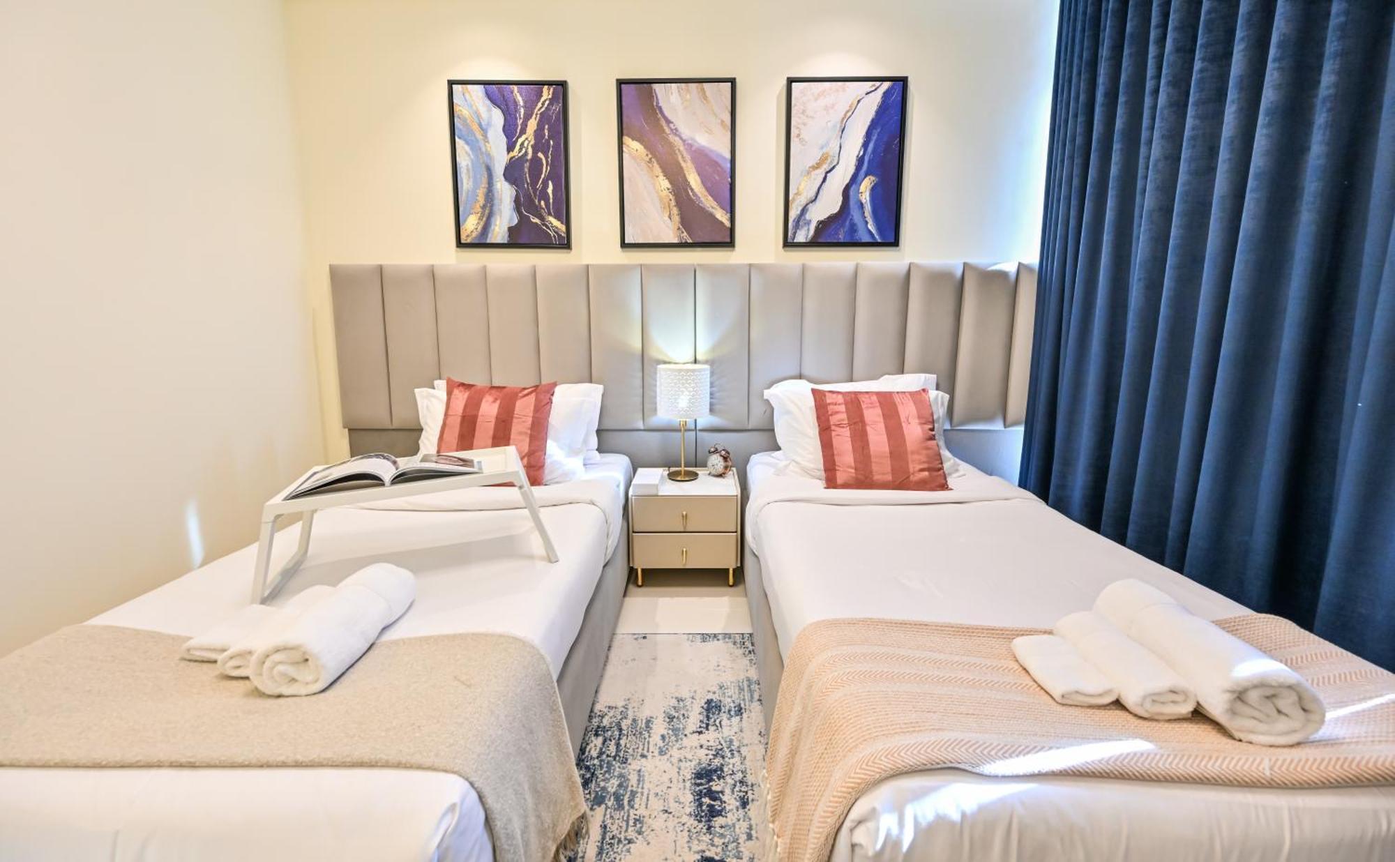 New 2 Bed Burj Khalifa View, 64th Floor Infinity Pool Apartment *