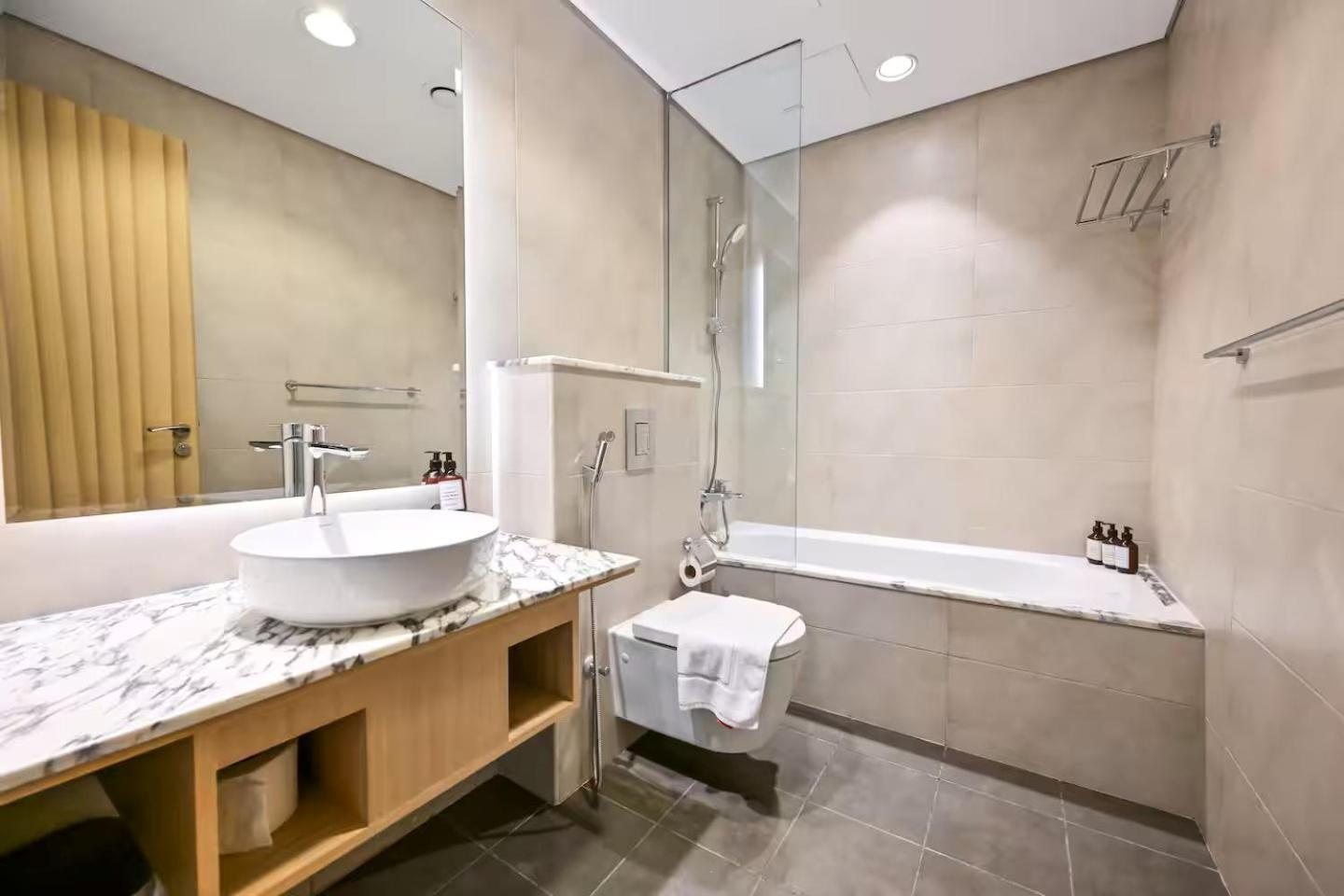 New 2 Bed Burj Khalifa View, 64th Floor Infinity Pool Apartment